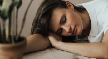 Se ti senti sempre stanco non per forza è perché dormi male la notte: questi 5 fattori possono influire negativamente